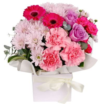 Коробка с хризантемами и розами «Романтический вечер»